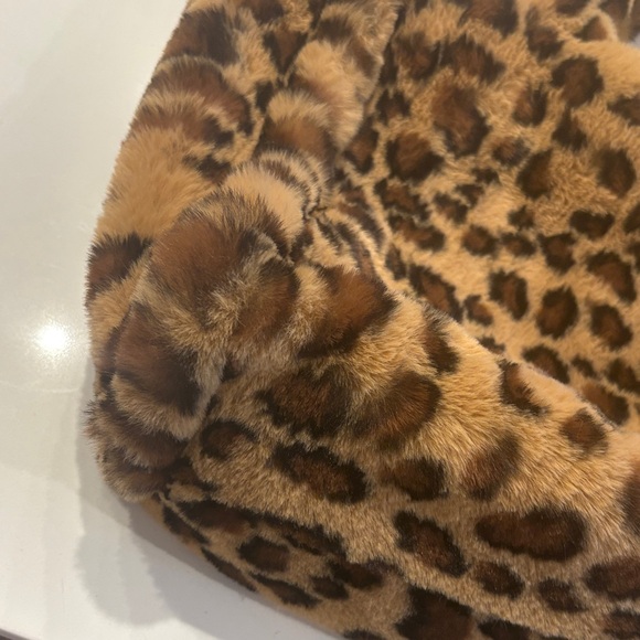 Leopard Print Faux Fur Tote Bag - Picture 2 of 7